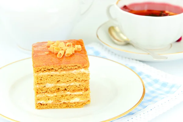 Läcker honung tårta dekorerad med choklad. — Stockfoto