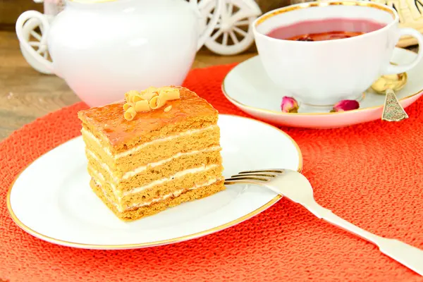 Köstlicher Honigkuchen mit Schokolade dekoriert. — Stockfoto