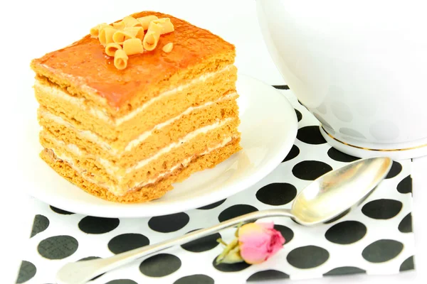 Delicioso pastel de miel decorado con chocolate . — Foto de Stock