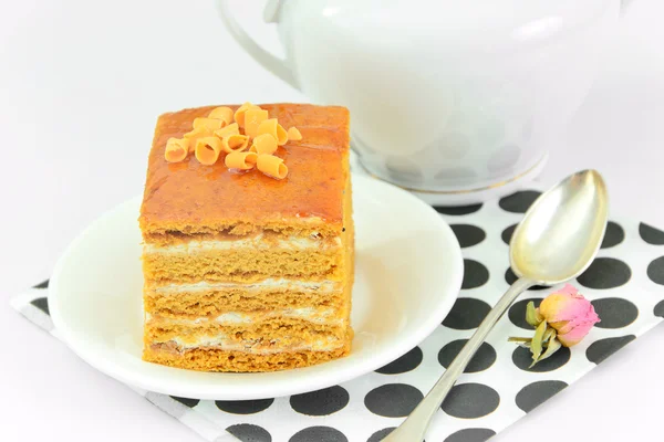 Pastel con leche condensada, frutos secos y miel . — Foto de Stock