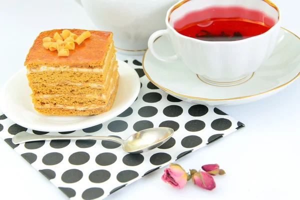 Kuchen mit Kondensmilch, Nüssen und Honig. — Stockfoto