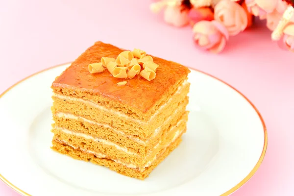 Delicioso pastel de miel decorado con chocolate . — Foto de Stock