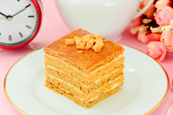 Delicioso pastel de miel decorado con chocolate . — Foto de Stock