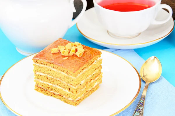 Kuchen mit Kondensmilch, Nüssen und Honig. Tee, Geschirr. — Stockfoto