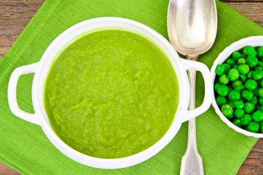 Diyet çorbası Krem rengi yeşil bezelye püresi