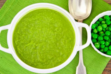 Diyet çorbası Krem rengi yeşil bezelye püresi