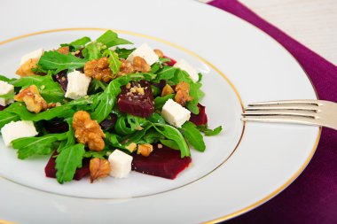 Roka salata, haşlanmış pancar, peynir ve ceviz