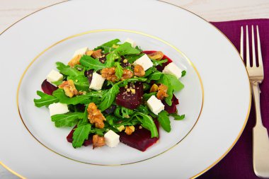 Roka salata, haşlanmış pancar, peynir ve ceviz