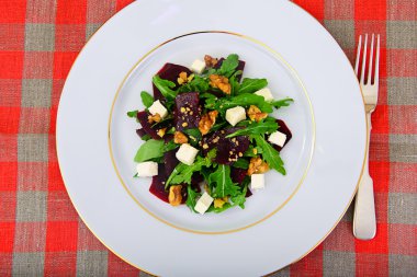 Roka salata, haşlanmış pancar, peynir ve ceviz