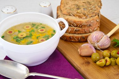 Zeytin ve biber ile arpa çorbası