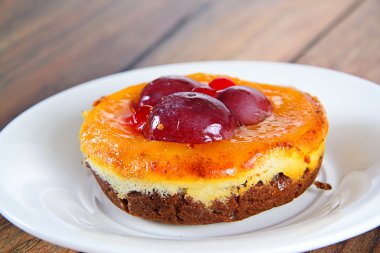 Meyveli kek Vintage Retro Woody arka plan üzerinde.