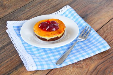 Meyveli kek Vintage Retro Woody arka plan üzerinde.