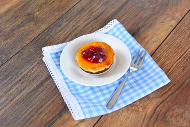 Meyveli kek Vintage Retro Woody arka plan üzerinde.