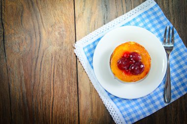 Meyveli kek Vintage Retro Woody arka plan üzerinde.