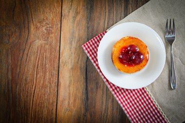 Meyveli kek Vintage Retro Woody arka plan üzerinde.