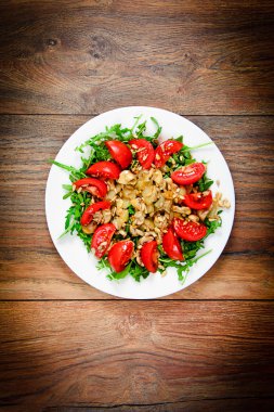 Salata domates, mantar, roka ve ayçiçeği tohumu