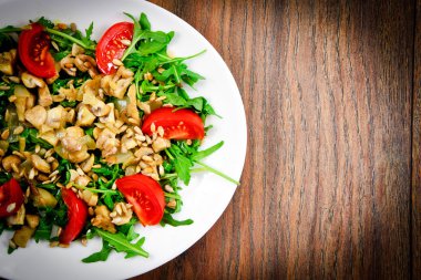 Salata domates, mantar, roka ve ayçiçeği tohumu