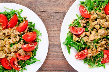 Salata domates, mantar, roka ve ayçiçeği tohumu