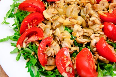 Salata domates, mantar, roka ve ayçiçeği tohumu