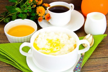 Pirinç lapası tatlı tereyağı, reçel ve kahve