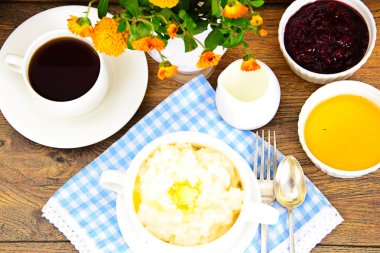Pirinç lapası tatlı tereyağı, reçel ve kahve