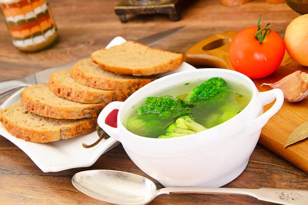 Суп из брокколи и моркови. Питание для фитнеса — стоковое фото