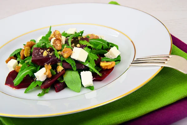 Roka salata, haşlanmış pancar, peynir ve ceviz — Stok fotoğraf