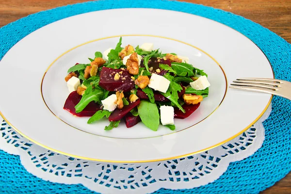 Roka salata, haşlanmış pancar, peynir ve ceviz — Stok fotoğraf