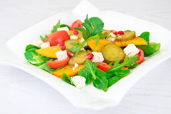 Gezonde en dieetvoeding: salade, kaki, gebeitst komkommer, Tomat — Stockfoto