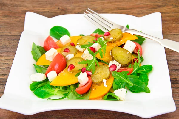 Gezonde en dieetvoeding: salade, kaki, gebeitst komkommer, Tomat — Stockfoto