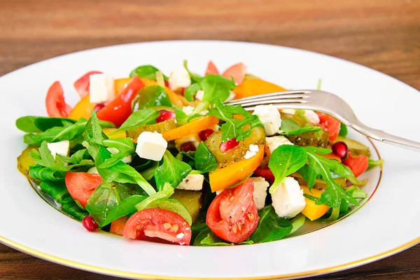 Gesundes und diätetisches Essen: Salat, Kaki, eingelegte Gurken, Tomaten — Stockfoto
