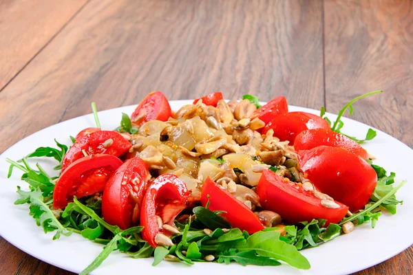 Ensalada con tomates, champiñones, rúcula y semillas de girasol —  Fotos de Stock