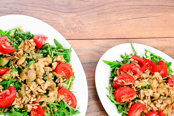 Ensalada con tomates, champiñones, rúcula y semillas de girasol — Foto de Stock