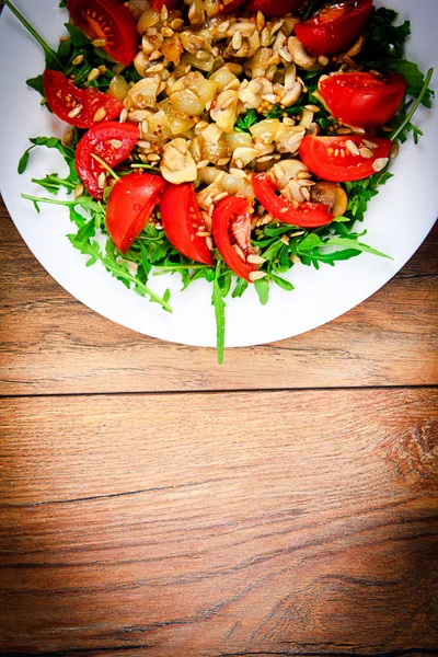 Ensalada con tomates, champiñones, rúcula y semillas de girasol —  Fotos de Stock