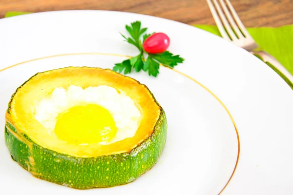 ズッキーニの栄養朝食: スクランブルエッグ — ストック写真