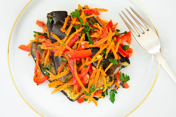 Диета и здоровая пища: салат с баклажаном, морковь — стоковое фото