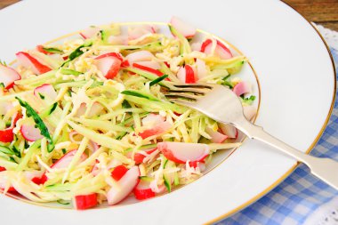 Yengeç sopa, salatalık ve peynir ile diyet salata