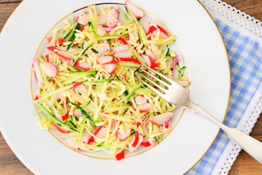 Yengeç sopa, salatalık ve peynir ile diyet salata