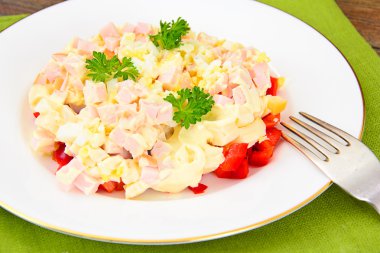 Jambon, biber, peynir ve yumurta salatası