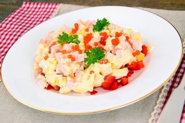 Jambon, biber, peynir ve yumurta salatası