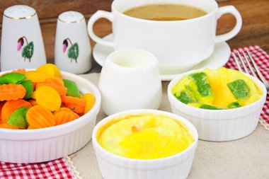 Havuç ve yeşil fasulye ile diyet omlet