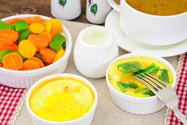 Havuç ve yeşil fasulye ile diyet omlet