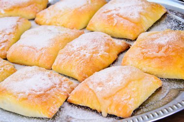 Peynir, elma ve tarçın ile tatlı ekmek topuz