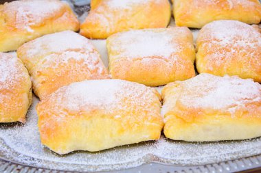 Peynir, elma ve tarçın ile tatlı ekmek topuz