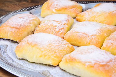 Peynir, elma ve tarçın ile tatlı ekmek topuz