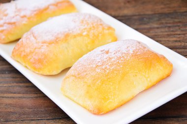 Peynir, elma ve tarçın ile tatlı ekmek topuz