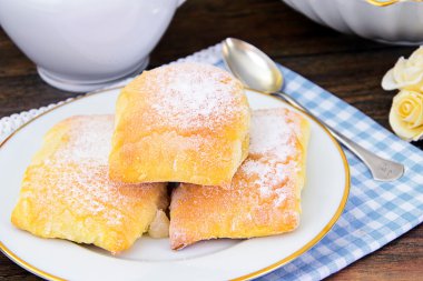 Peynir, elma ve tarçın ile tatlı ekmek topuz