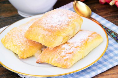 Peynir, elma ve tarçın ile tatlı ekmek topuz