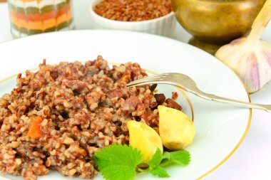 Sağlıklı gıda: Pilav et ve kırmızı pirinç.