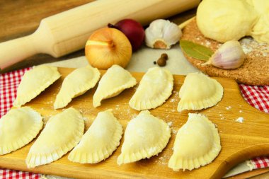 Ham ev yapımı köfte, Rus mantı.